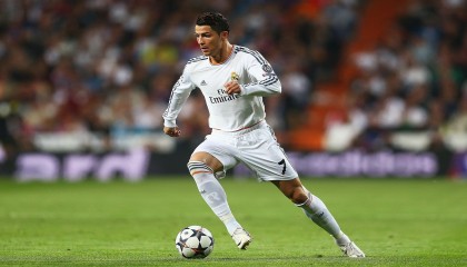 FB体育app下载-球迷狂欢夜：球场变成了欢乐的海洋，球迷疯狂庆祝照片