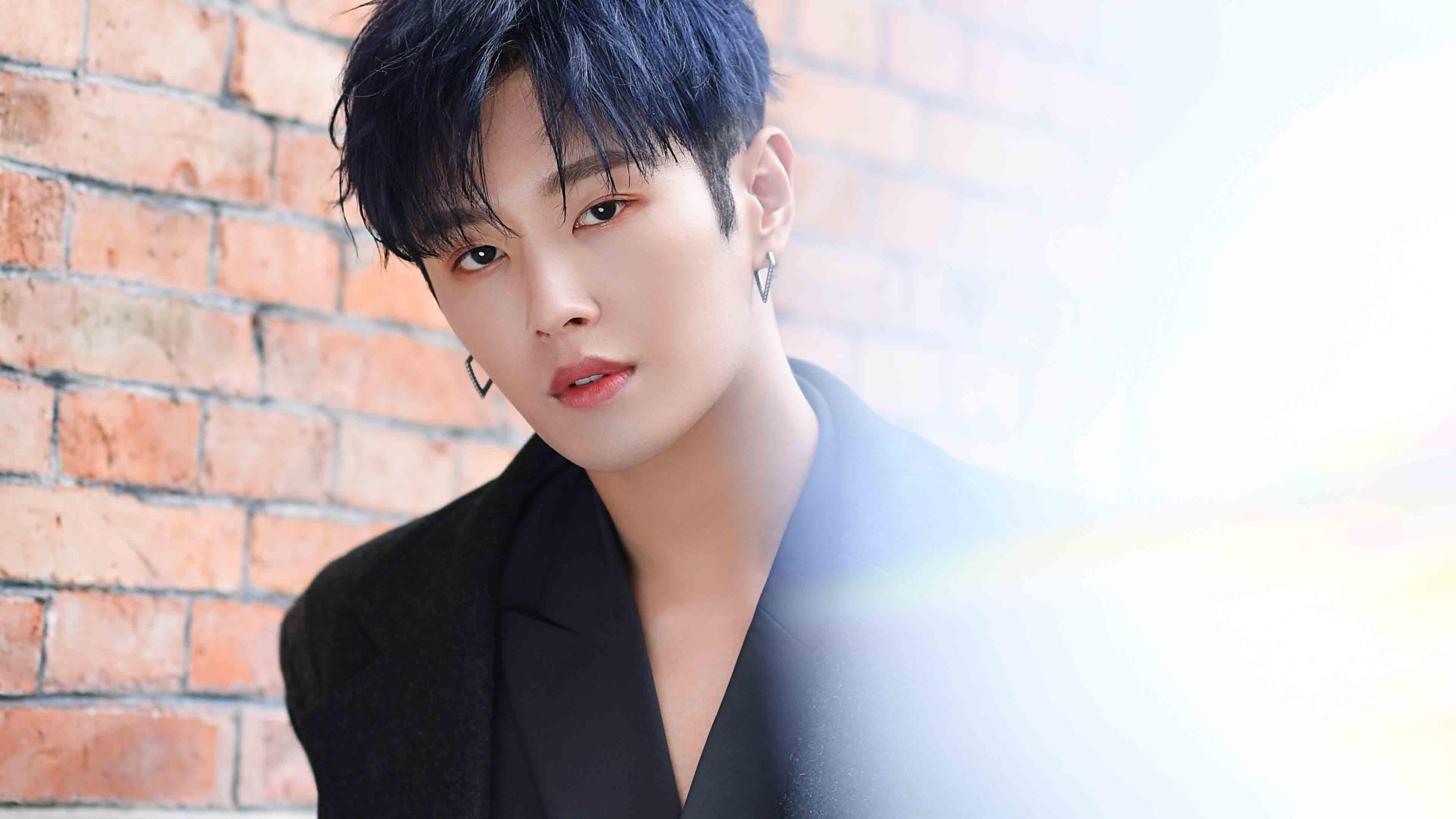 FB体育官方-足球中的技术奇迹:知名运动员的冷门技能大揭秘,足球球员技能