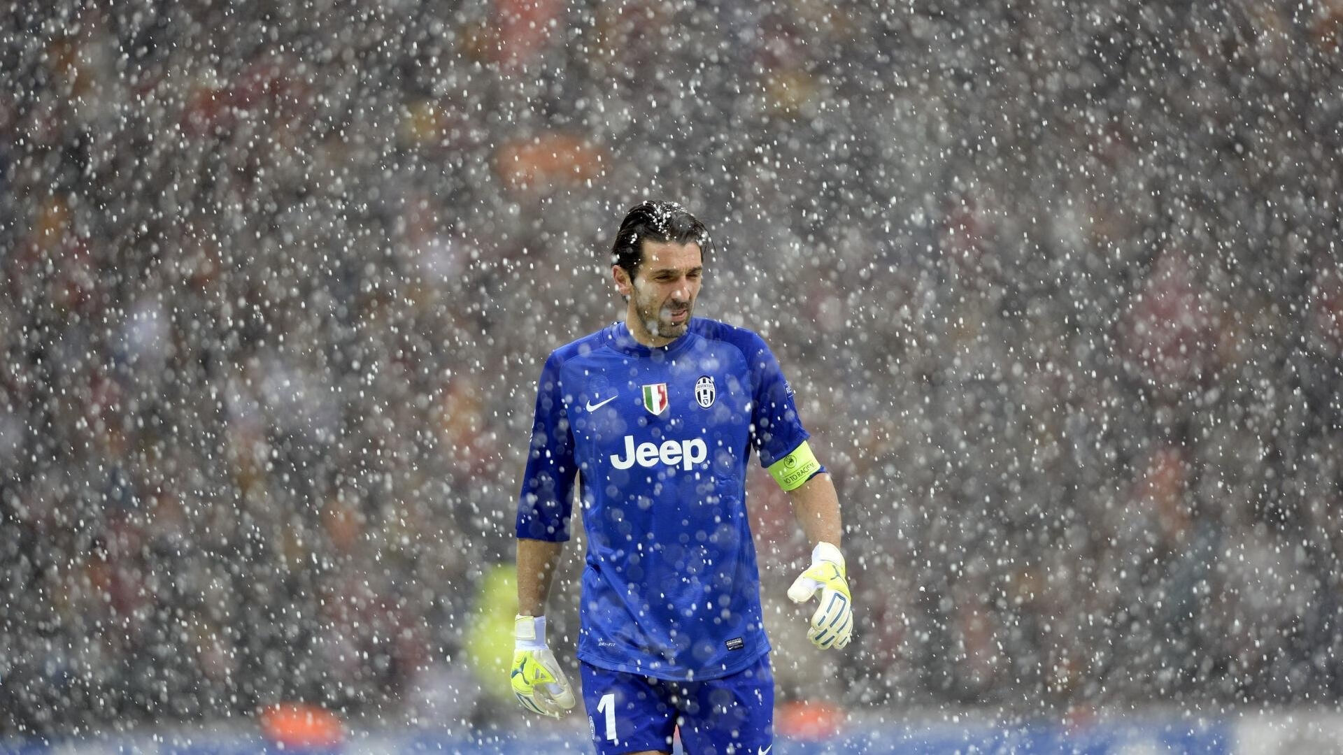 “足球场馆智能安检系统正式启用,提升赛事安全”,足球场检测机构