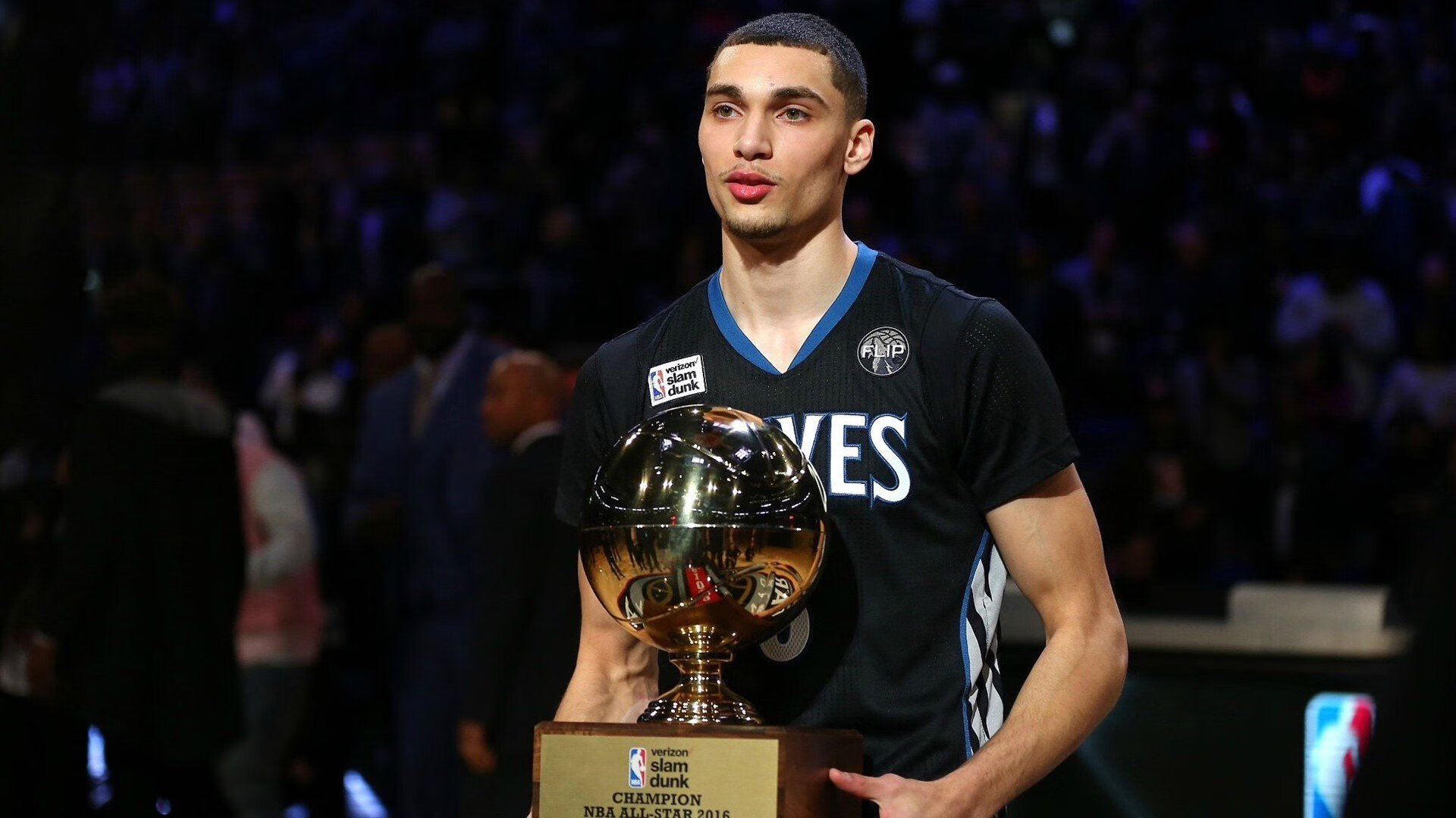 球迷狂欢夜：现场气氛点燃整个体育馆，球迷狂欢节2010-7