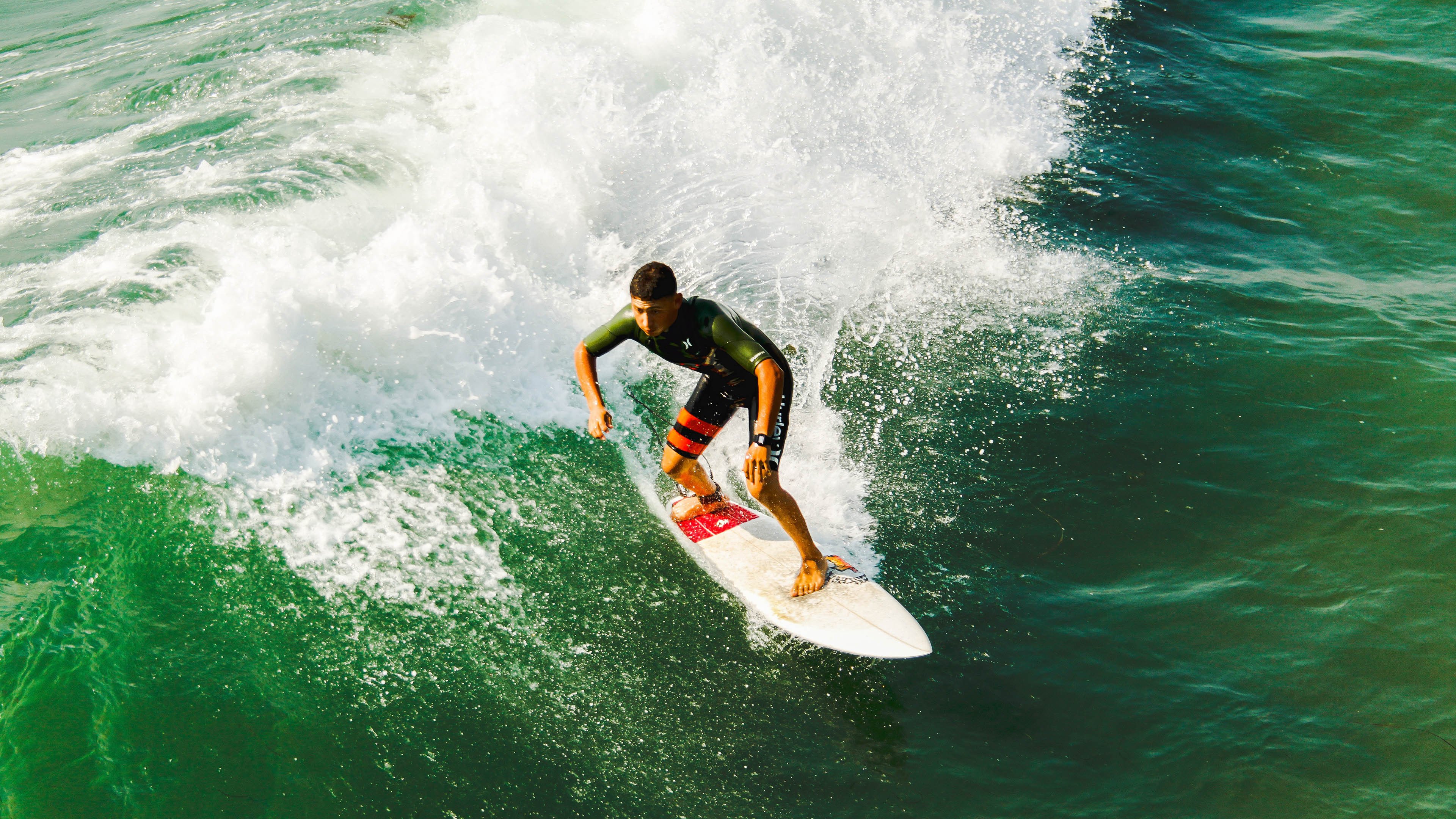 英超巅峰对决，精彩反击和神级扑救成为焦点，英超最精彩比赛